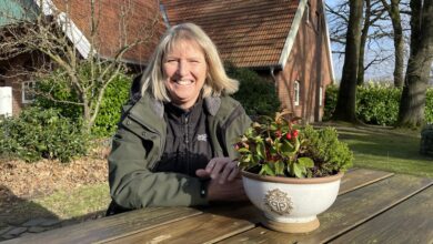 Dr. Silke Hirndorf, Naturparkführerin und Pilzcoach, leitet die Pilzwanderung der VHS Meppen am Kossehof