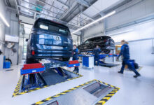 Elektroauto wird in der Prüfhalle der TÜV NORD Station Meppen kontrolliert