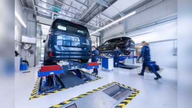 Elektroauto wird in der Prüfhalle der TÜV NORD Station Meppen kontrolliert