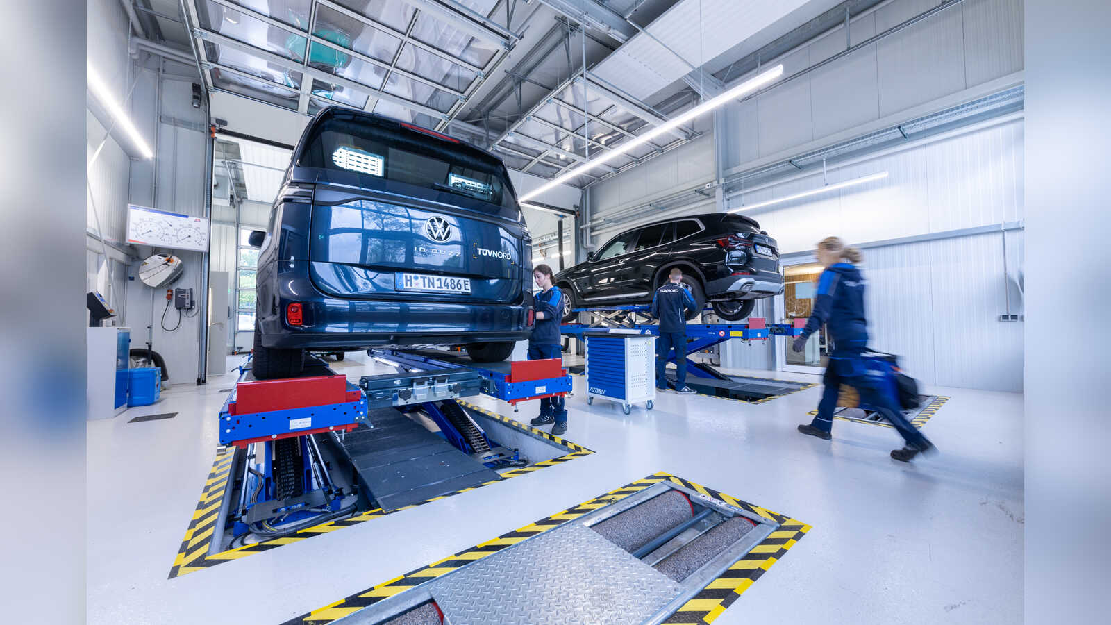 Elektroauto wird in der Prüfhalle der TÜV NORD Station Meppen kontrolliert
