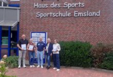 Geehrte Sportabzeichenprüferinnen und -prüfer des Kreissportbundes Emsland mit ihren Urkunden