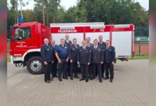 Die Geehrten mit dem Vorstand des Kreisfeuerwehrverbandes Aschendorf-Hümmling, Kreisbrandmeister Holger Dyckhoff, Landrat Marc-André Burgdorf und dem stellvertretenden Vizepräsidenten des Landesfeuerwehrverbandes Gerd Dikena