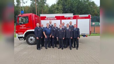 Die Geehrten mit dem Vorstand des Kreisfeuerwehrverbandes Aschendorf-Hümmling, Kreisbrandmeister Holger Dyckhoff, Landrat Marc-André Burgdorf und dem stellvertretenden Vizepräsidenten des Landesfeuerwehrverbandes Gerd Dikena