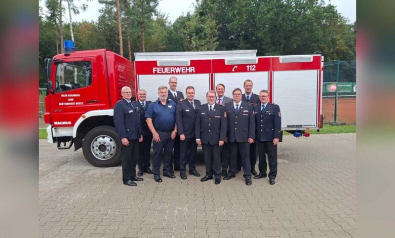 Die Geehrten mit dem Vorstand des Kreisfeuerwehrverbandes Aschendorf-Hümmling, Kreisbrandmeister Holger Dyckhoff, Landrat Marc-André Burgdorf und dem stellvertretenden Vizepräsidenten des Landesfeuerwehrverbandes Gerd Dikena