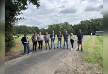 Symbolische Eröffnung des neu asphaltierten Verbindungswegs zum Ems-Radweg in Dersum und Walchum