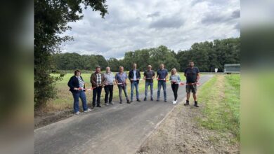 Symbolische Eröffnung des neu asphaltierten Verbindungswegs zum Ems-Radweg in Dersum und Walchum