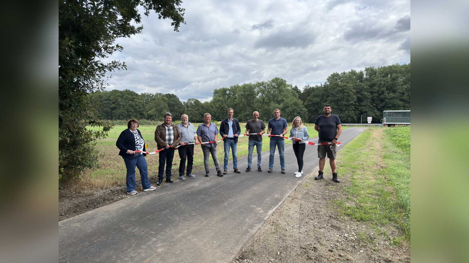 Symbolische Eröffnung des neu asphaltierten Verbindungswegs zum Ems-Radweg in Dersum und Walchum