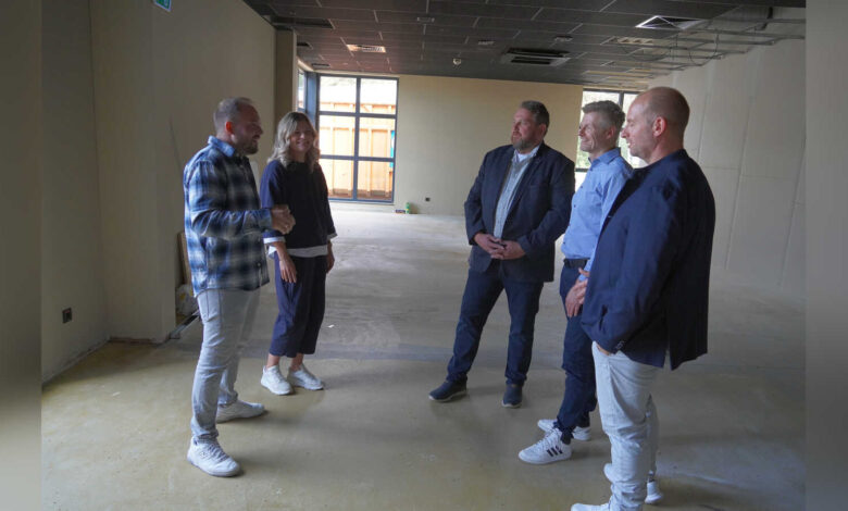 Julien und Katja Rubbers stellen die Pläne für EmsKids Ortsbürgermeister Christoph Stafflage, Dietmar Lager und Thomas Langer vor