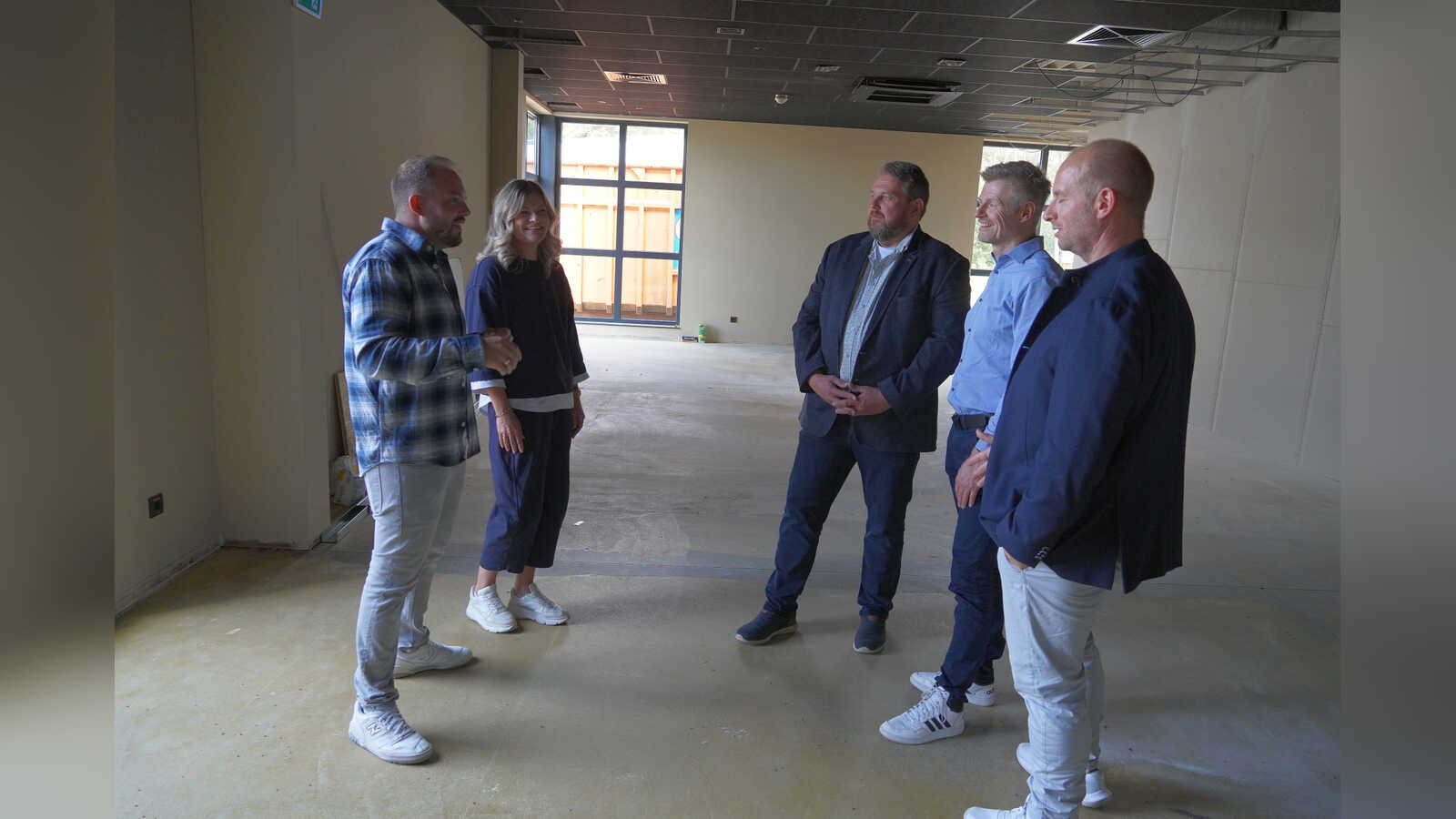 Julien und Katja Rubbers stellen die Pläne für EmsKids Ortsbürgermeister Christoph Stafflage, Dietmar Lager und Thomas Langer vor