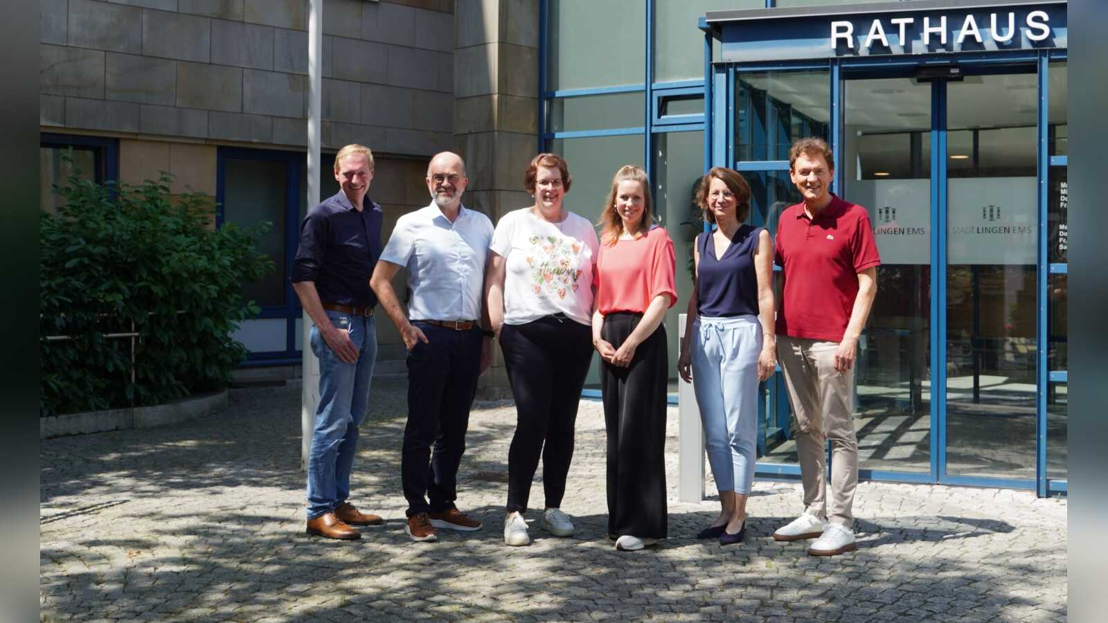 Ansprechpartnerinnen und Beteiligte von EmslandCare bei der Vorstellung im Lingener Rathaus
