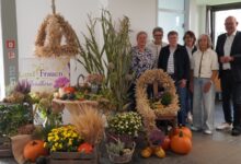Landfrauen des Ortsvereins Nordhorn übergeben Erntegaben und Erntekrone an Landrat Uwe Fietzek