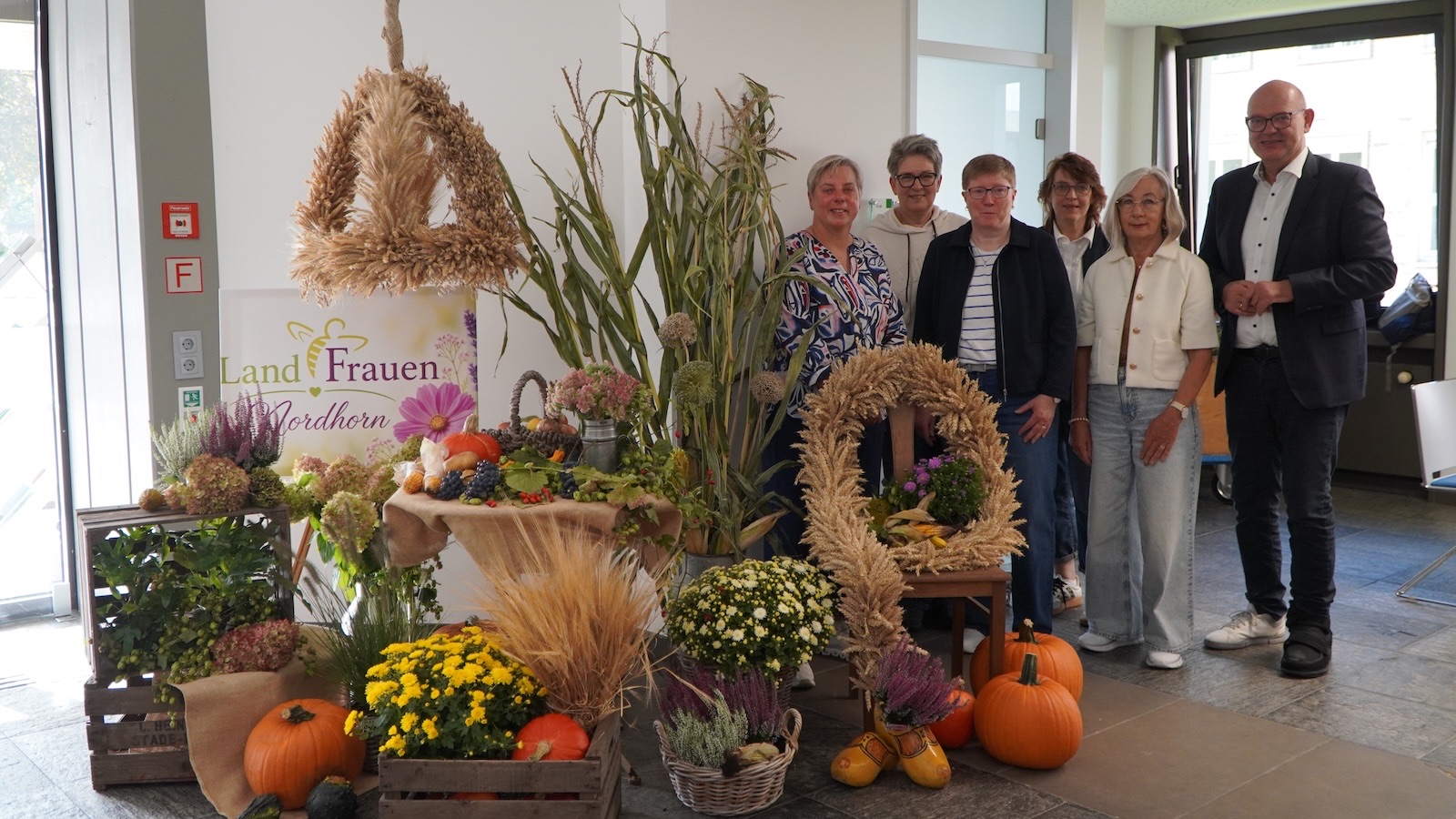 Landfrauen des Ortsvereins Nordhorn übergeben Erntegaben und Erntekrone an Landrat Uwe Fietzek