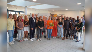 Eröffnung der Ausstellung BEES im Foyer des Neuen Rathauses in Lingen mit Bürgermeister Stefan Heskamp und Projektbeteiligten