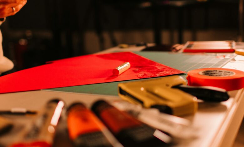 Buntes Bastelmaterial auf einem Tisch (Symbolbild)