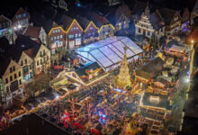 Beleuchteter Weihnachtsmarkt auf dem Marktplatz in Lingen am Abend