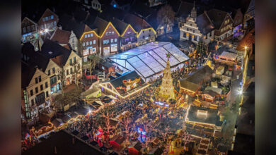 Beleuchteter Weihnachtsmarkt auf dem Marktplatz in Lingen am Abend