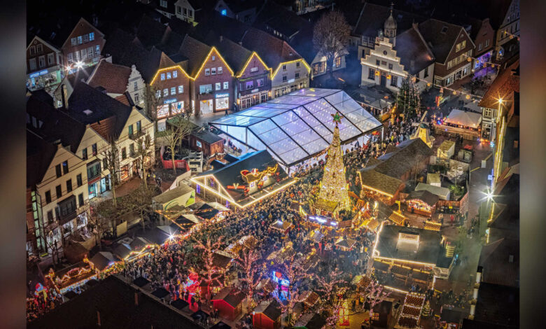 Beleuchteter Weihnachtsmarkt auf dem Marktplatz in Lingen am Abend