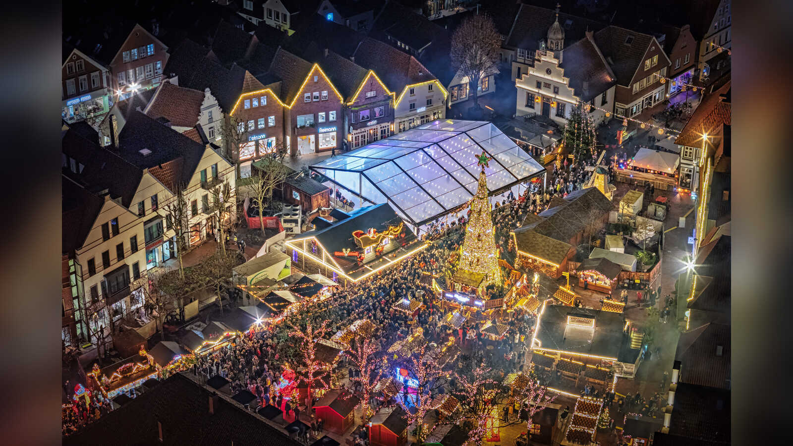 Beleuchteter Weihnachtsmarkt auf dem Marktplatz in Lingen am Abend