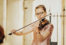 Geigerin Franziska Brinkmann mit Violine