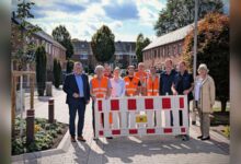 Bürgermeister Thomas Berling, Stadtbaurätin Milena Schauer und Vertreter von Rat, Verwaltung und Baufirmen bei der Freigabe der erneuerten Straßen in der Blanke