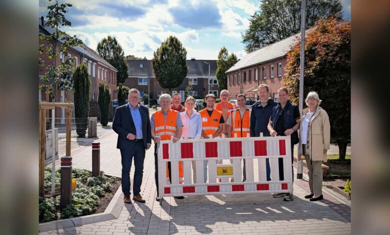 Bürgermeister Thomas Berling, Stadtbaurätin Milena Schauer und Vertreter von Rat, Verwaltung und Baufirmen bei der Freigabe der erneuerten Straßen in der Blanke