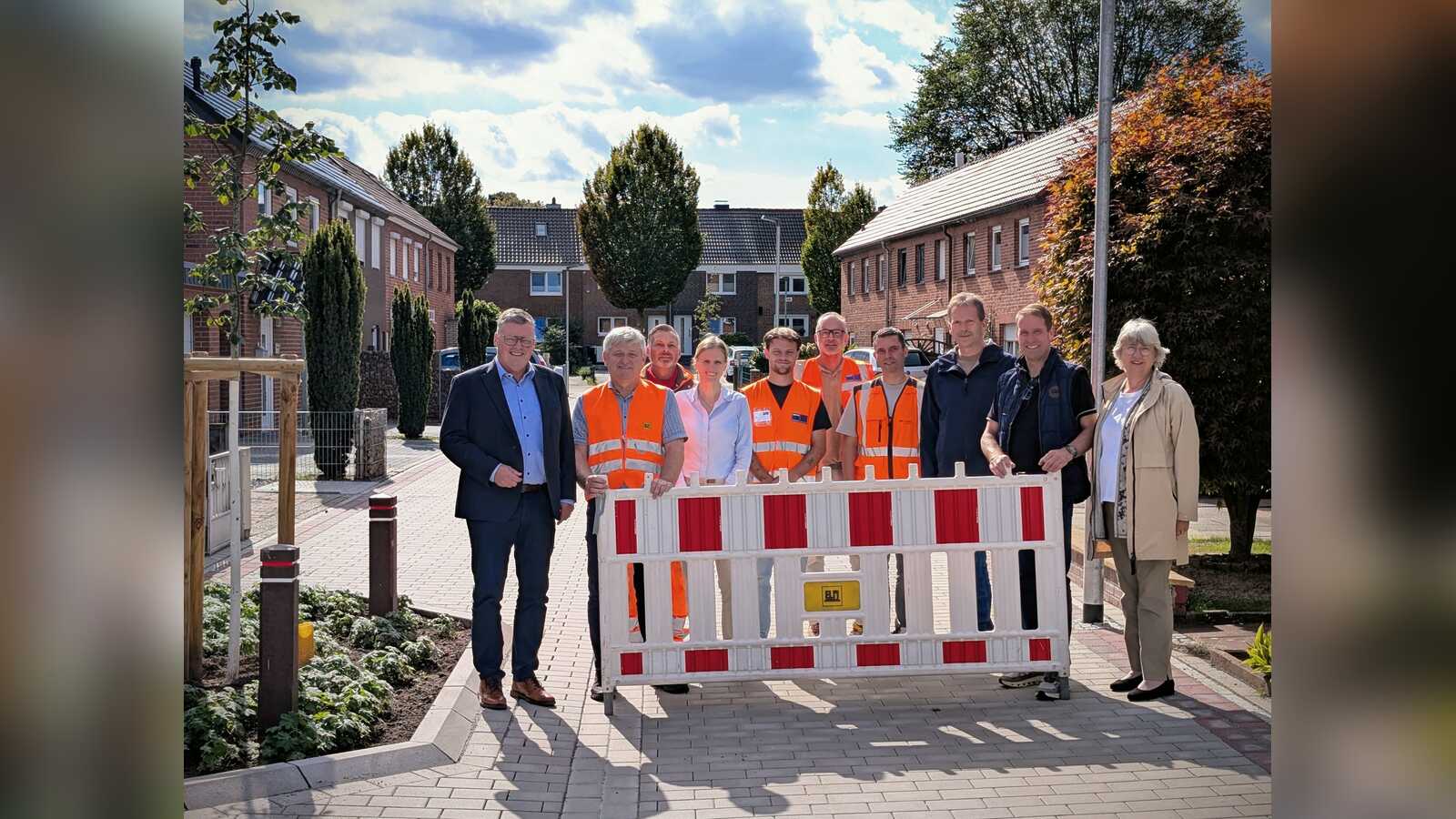 Bürgermeister Thomas Berling, Stadtbaurätin Milena Schauer und Vertreter von Rat, Verwaltung und Baufirmen bei der Freigabe der erneuerten Straßen in der Blanke