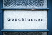 Ein Türschild mit der Aufschrift Geschlossen, Symbolbild zur Schließung der Arbeitsagenturen