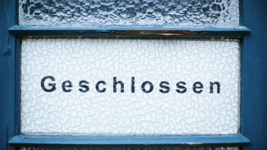 Ein Türschild mit der Aufschrift Geschlossen, Symbolbild zur Schließung der Arbeitsagenturen