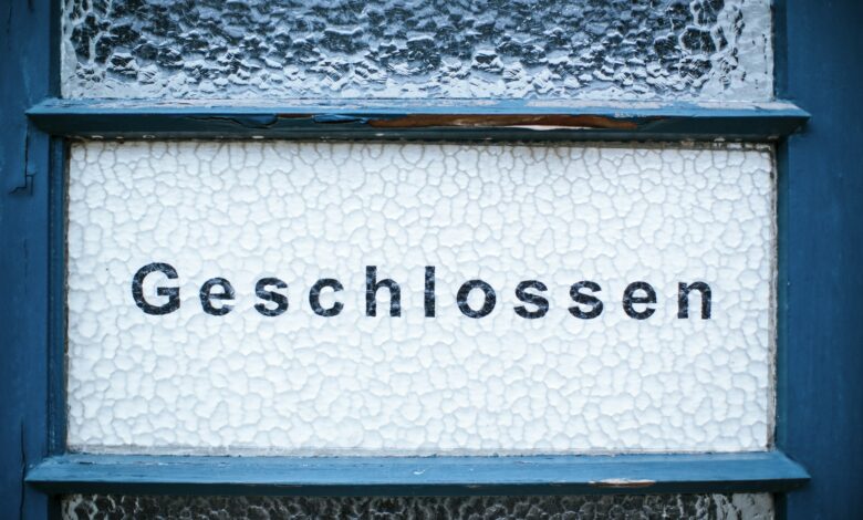 Ein Türschild mit der Aufschrift Geschlossen, Symbolbild zur Schließung der Arbeitsagenturen