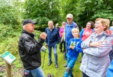 Naturschutzranger führt Besucher durch den Bentheimer Hute- und Schneitelwald