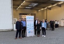 Gruppenfoto vor dem Banner des Unternehmertreffens der Samtgemeinde Freren bei der Kuiter GmbH & Co. KG