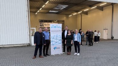 Gruppenfoto vor dem Banner des Unternehmertreffens der Samtgemeinde Freren bei der Kuiter GmbH & Co. KG