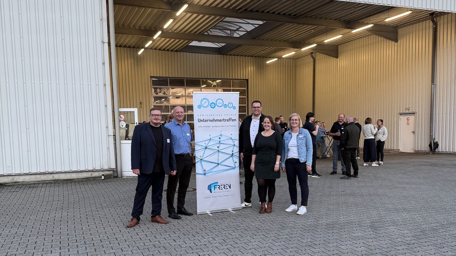 Gruppenfoto vor dem Banner des Unternehmertreffens der Samtgemeinde Freren bei der Kuiter GmbH & Co. KG