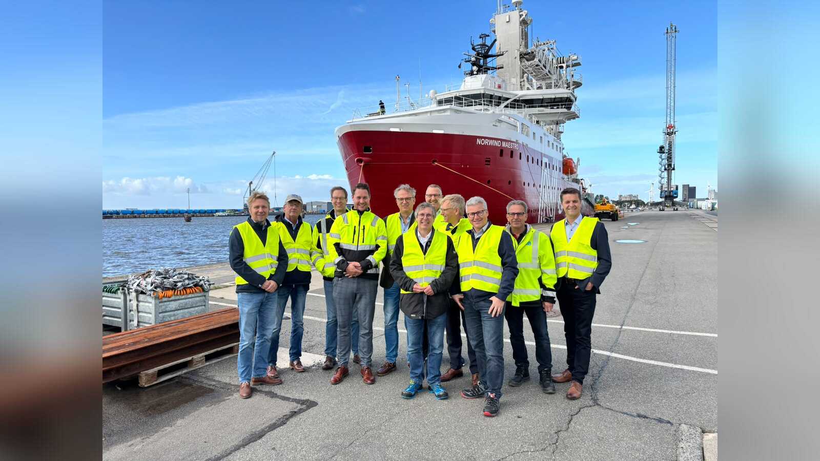 Hafenumschlag von Komponenten für die Energiewende am Nordkai in Emden bei epas