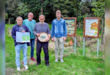 Umweltbeauftragter Gerwin Rademaker gratuliert Jörg Hübner, Martin Schevel und Uwe Scholz vom Gut Klausheide zum Hauptpreis des Artenschutzpreises