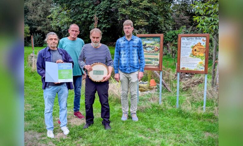 Umweltbeauftragter Gerwin Rademaker gratuliert Jörg Hübner, Martin Schevel und Uwe Scholz vom Gut Klausheide zum Hauptpreis des Artenschutzpreises