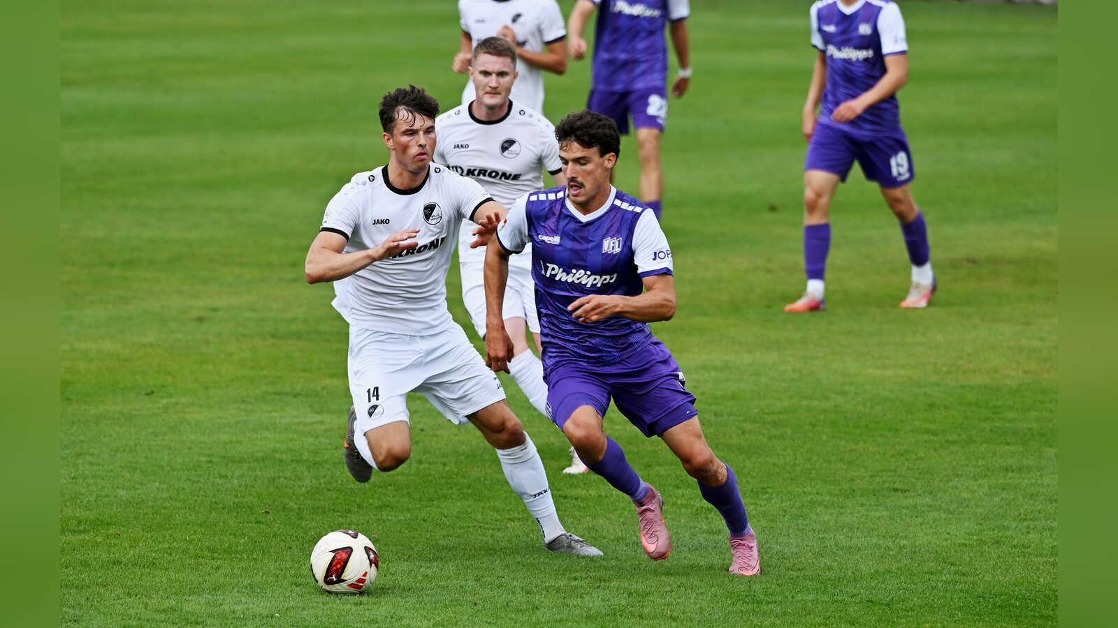Jan Wulkotte vom SC Spelle-Venhaus, dahinter Daniel Benke, im Testspiel gegen den VfL Osnabrück