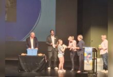 Bürgermeister Stefan Heskamp und Malte Berning von der VGH-Versicherung ehren die Teilnehmenden des Julius-Clubs bei der Abschlussfeier im Theater an der Wilhelmshöhe in Lingen