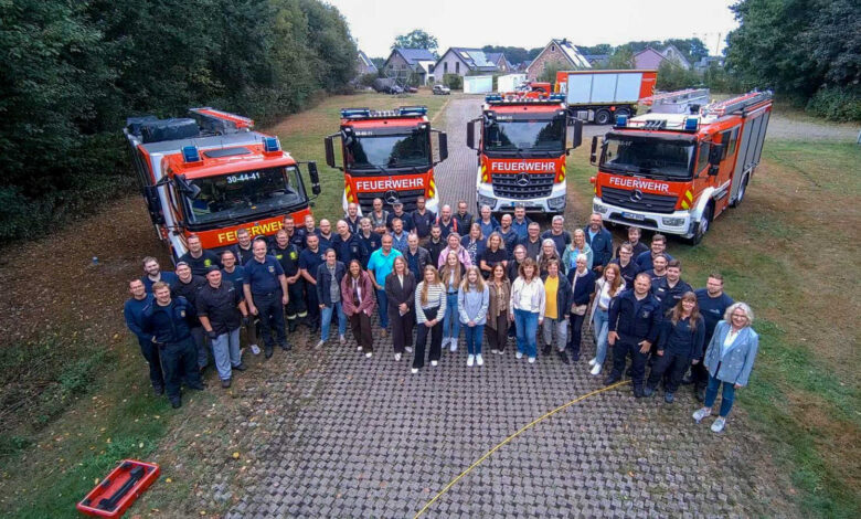 Mitglieder des Katastrophenschutzstabes Grafschaft Bentheim informieren sich bei der Feuerwehrtechnischen Zentrale in Nordhorn über Einsatzmittel der Kreisfeuerwehr
