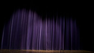 Theaterbühne mit Vorhang, Symbolbild zum Kindertheater Klitzeklein