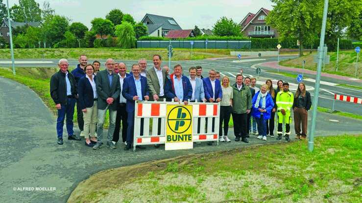 Gruppenfoto zur Einweihung des Knotenpunkts K 312/K 319 in Salzbergen