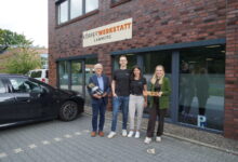 Philipp und Mandy Lammers mit Besuchern in den Räumen der Körperwerkstatt in Altenlingen