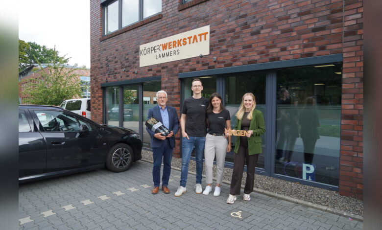 Philipp und Mandy Lammers mit Besuchern in den Räumen der Körperwerkstatt in Altenlingen