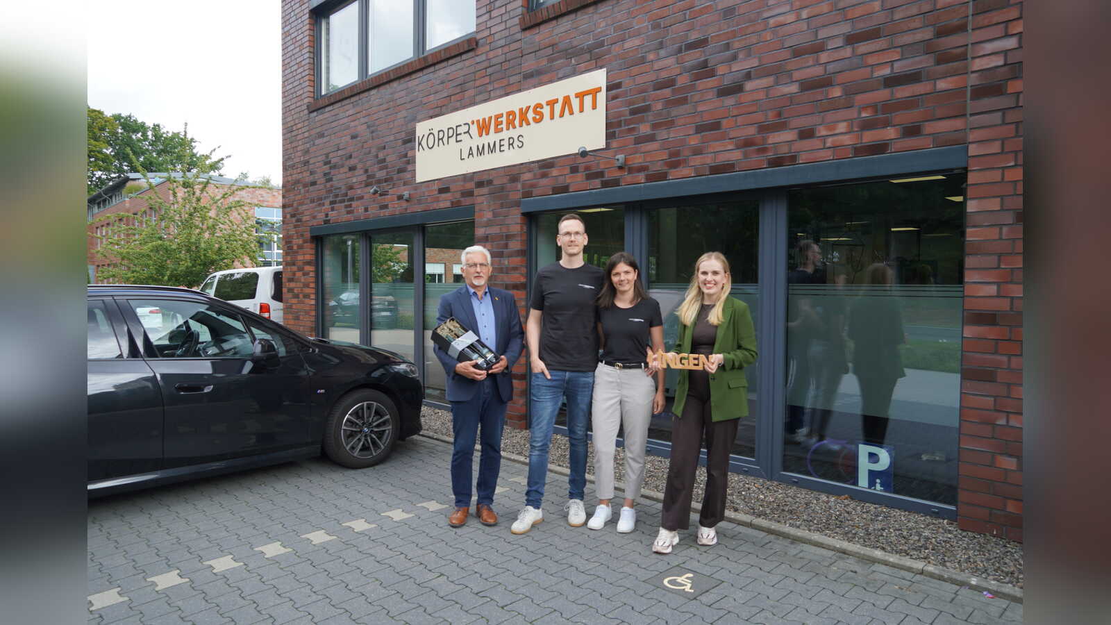 Philipp und Mandy Lammers mit Besuchern in den Räumen der Körperwerkstatt in Altenlingen