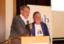 Landrat Marc-André Burgdorf gratuliert dem wiedergewählten KSB-Präsidenten Michael Koop