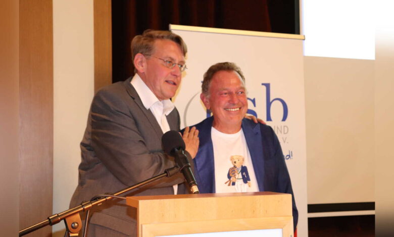 Landrat Marc-André Burgdorf gratuliert dem wiedergewählten KSB-Präsidenten Michael Koop