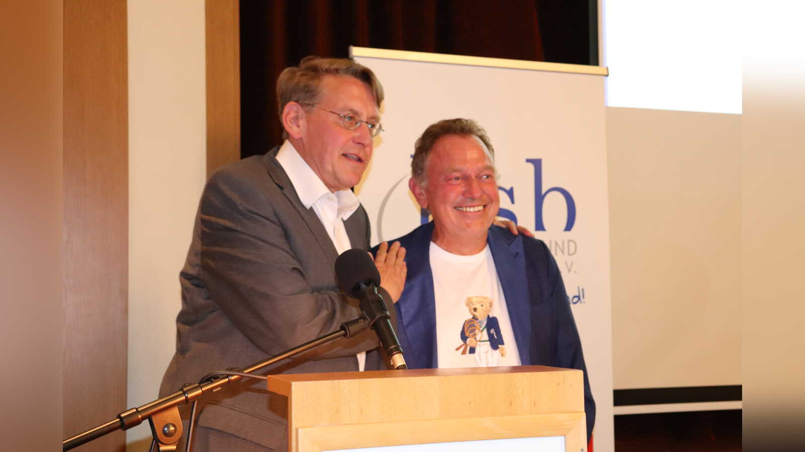 Landrat Marc-André Burgdorf gratuliert dem wiedergewählten KSB-Präsidenten Michael Koop