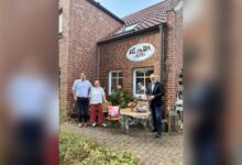 Bürgermeister Helmut Knurbein und Wirtschaftsförderer Alexander Kassner gratulieren Inhaberin Corinna Muss-Opitz in der Krimi-Buchhandlung Alibi in Meppen