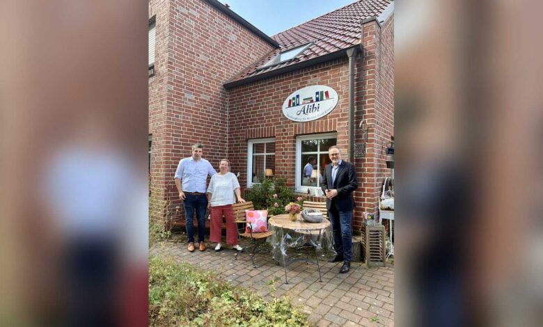Bürgermeister Helmut Knurbein und Wirtschaftsförderer Alexander Kassner gratulieren Inhaberin Corinna Muss-Opitz in der Krimi-Buchhandlung Alibi in Meppen