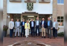 Landrat Uwe Fietzek und Bürgermeister der Grafschafter Kommunen bei der Unterzeichnung der Jugendhilfe-Vereinbarungen
